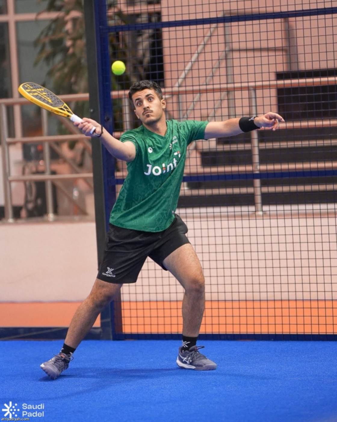 الأخضر يعبر