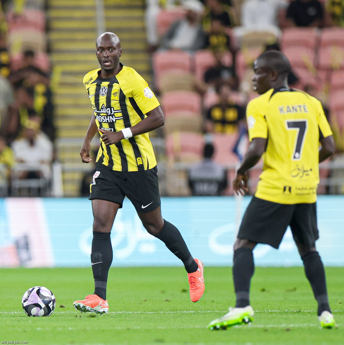 الأخدود يربك الاتحاد