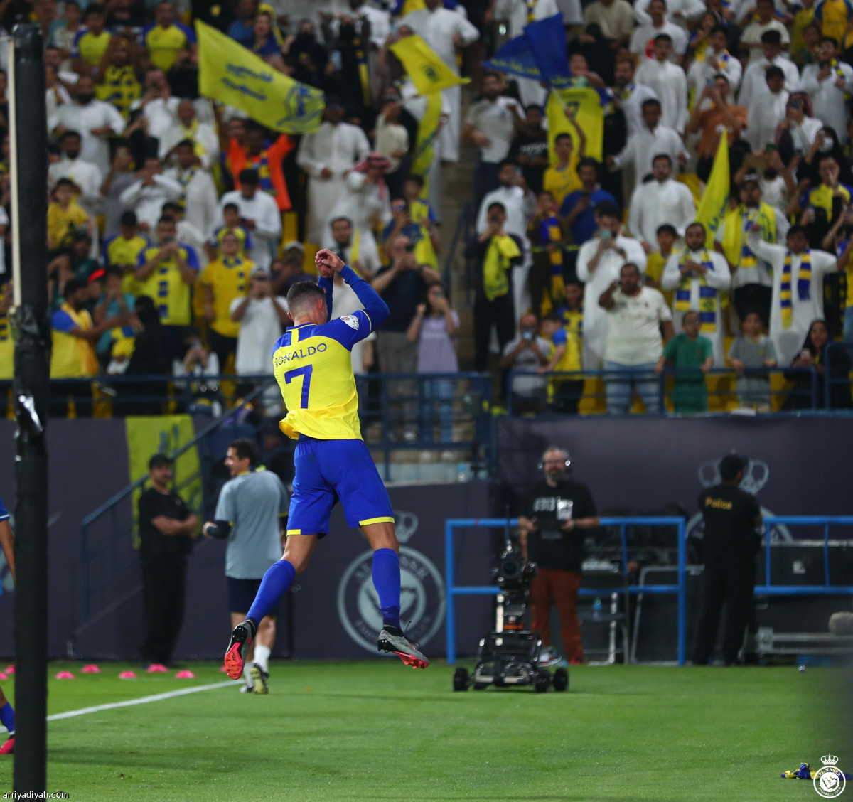 الدون يحتفل