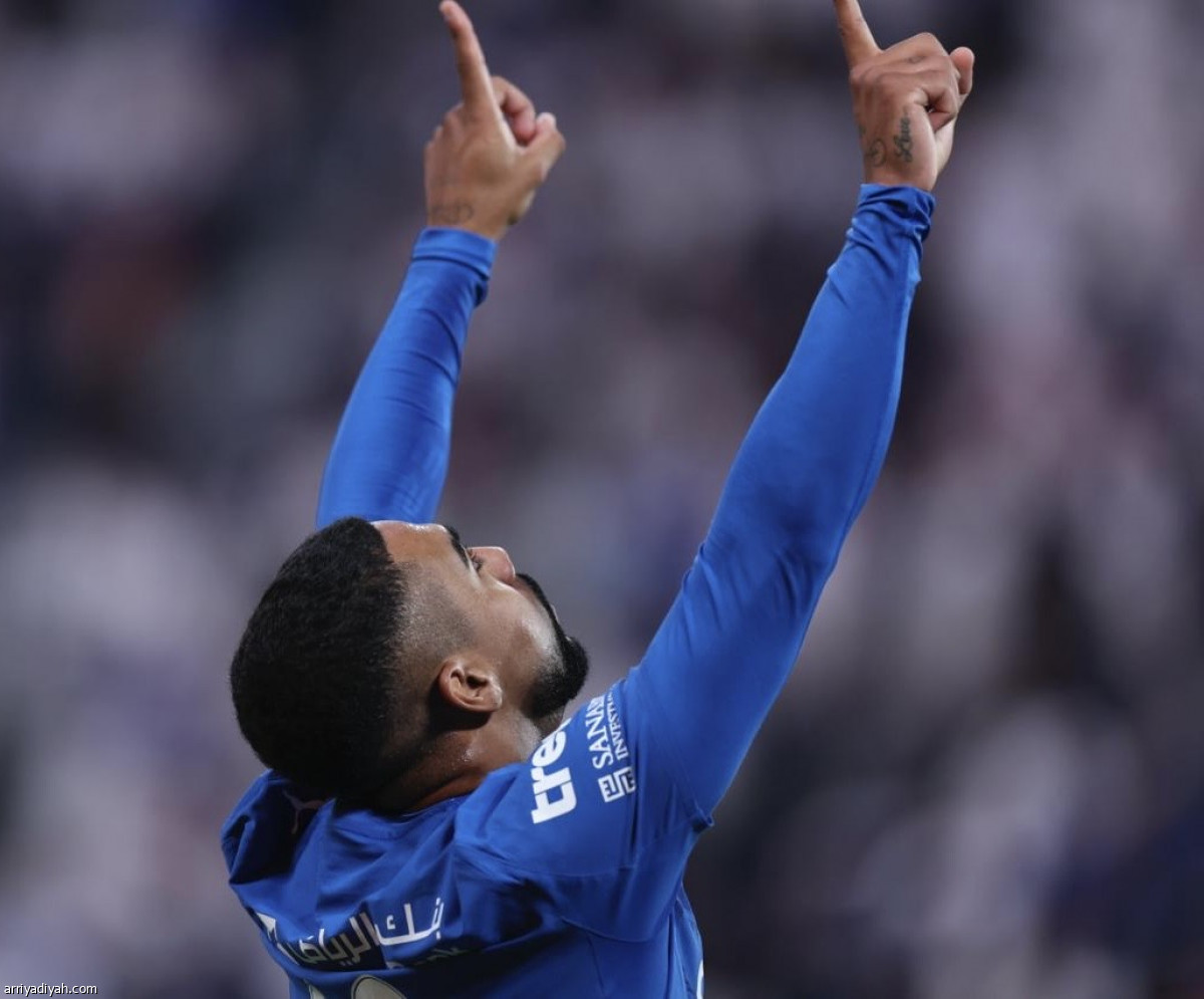 الأزرق يعبر