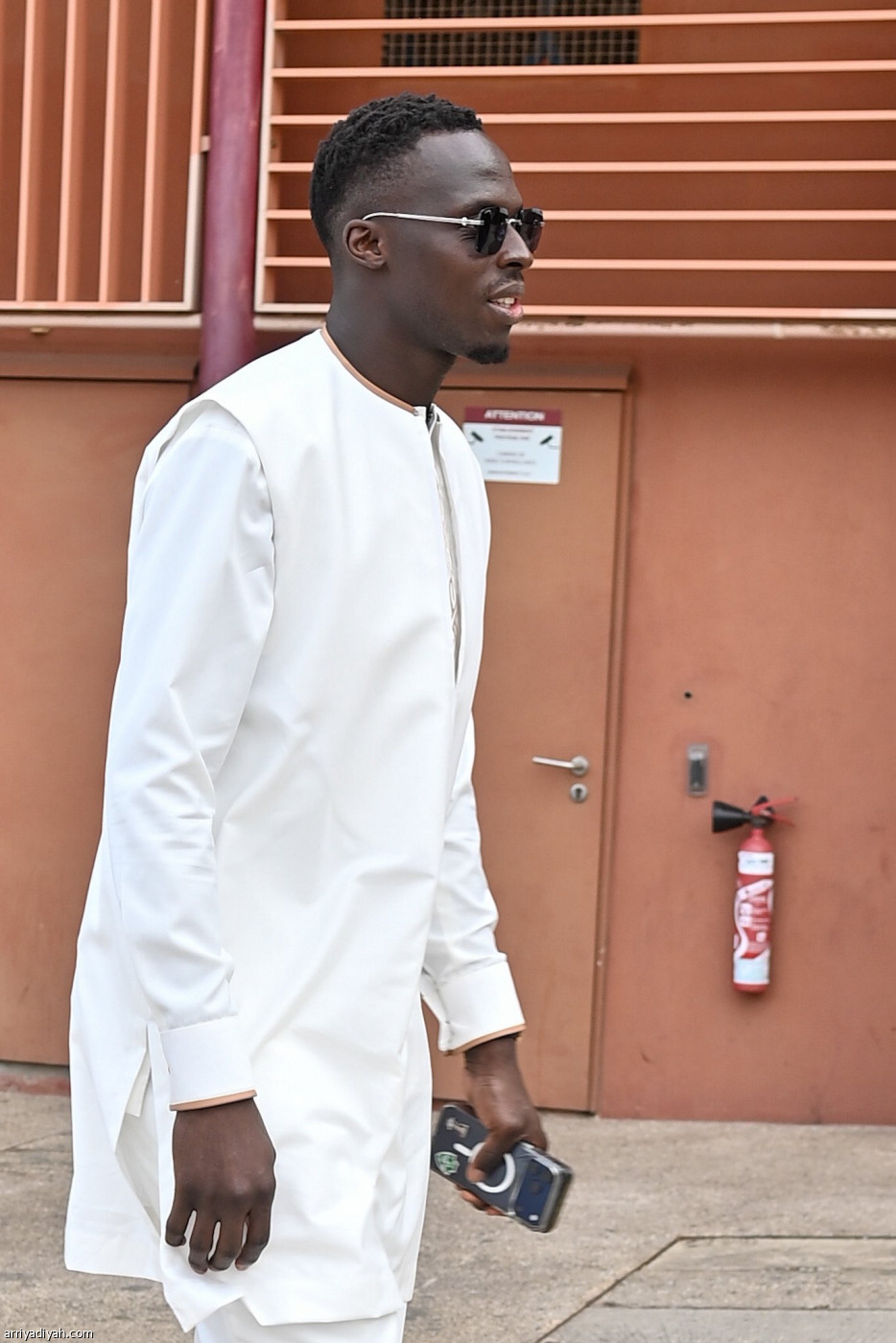 كوليبالي يتسلم الراية