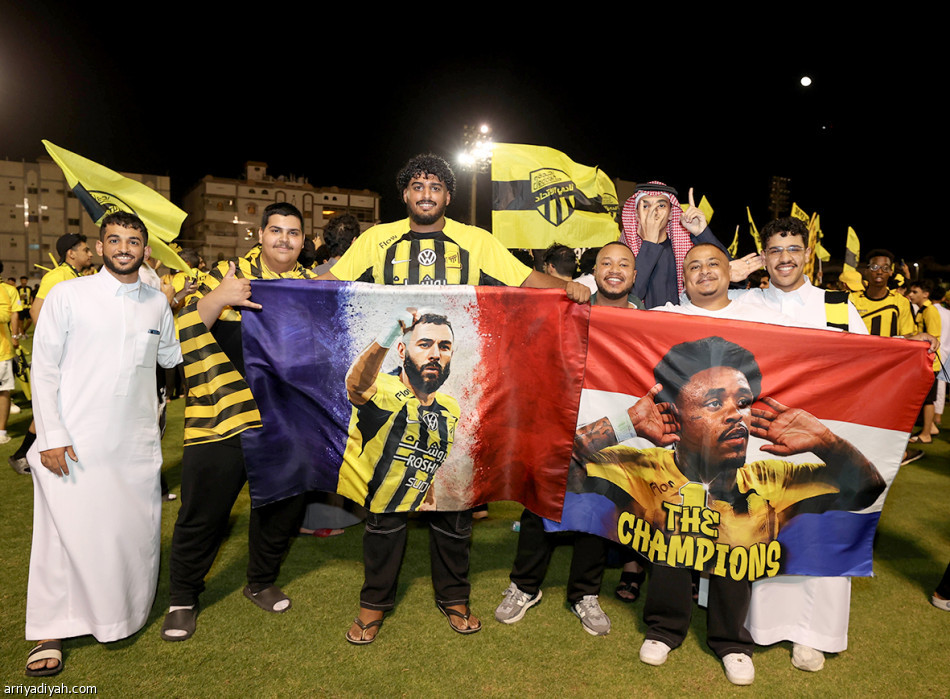 احتفالية الاتحاديين.. هتافات وألعاب نارية ونمور