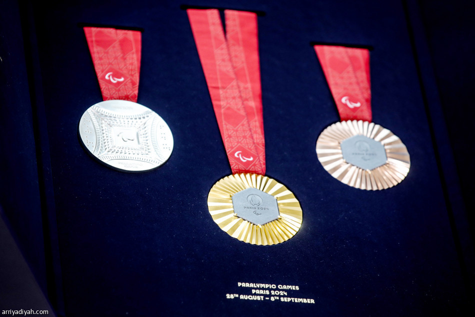 قطع حديدية من «برج إيفل» تتوسط ميداليات أولمبياد باريس