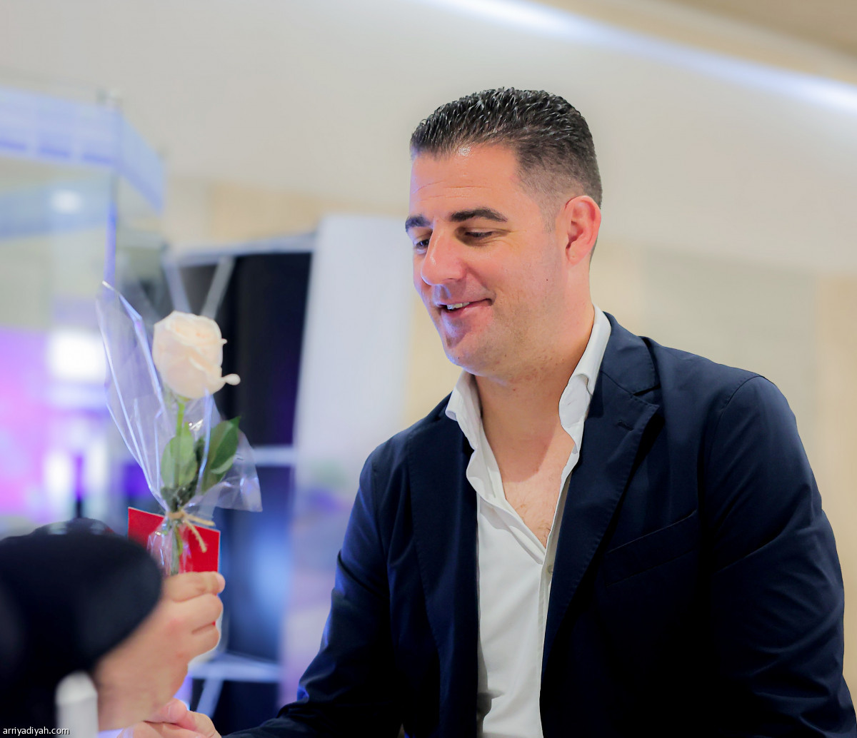 ورد ..تمر وشوكولاتة