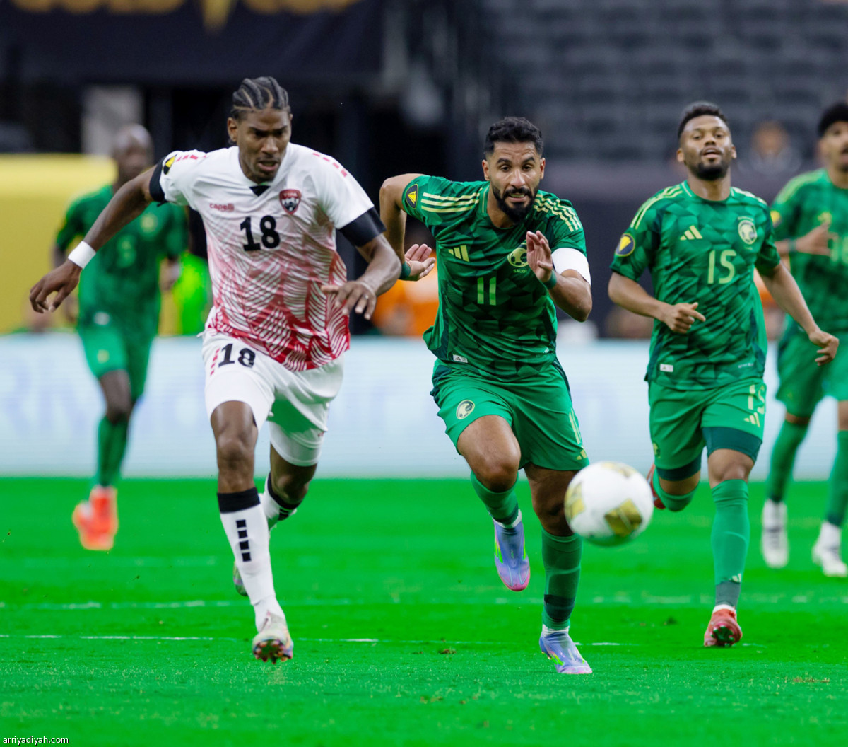 الأخضر يعبر