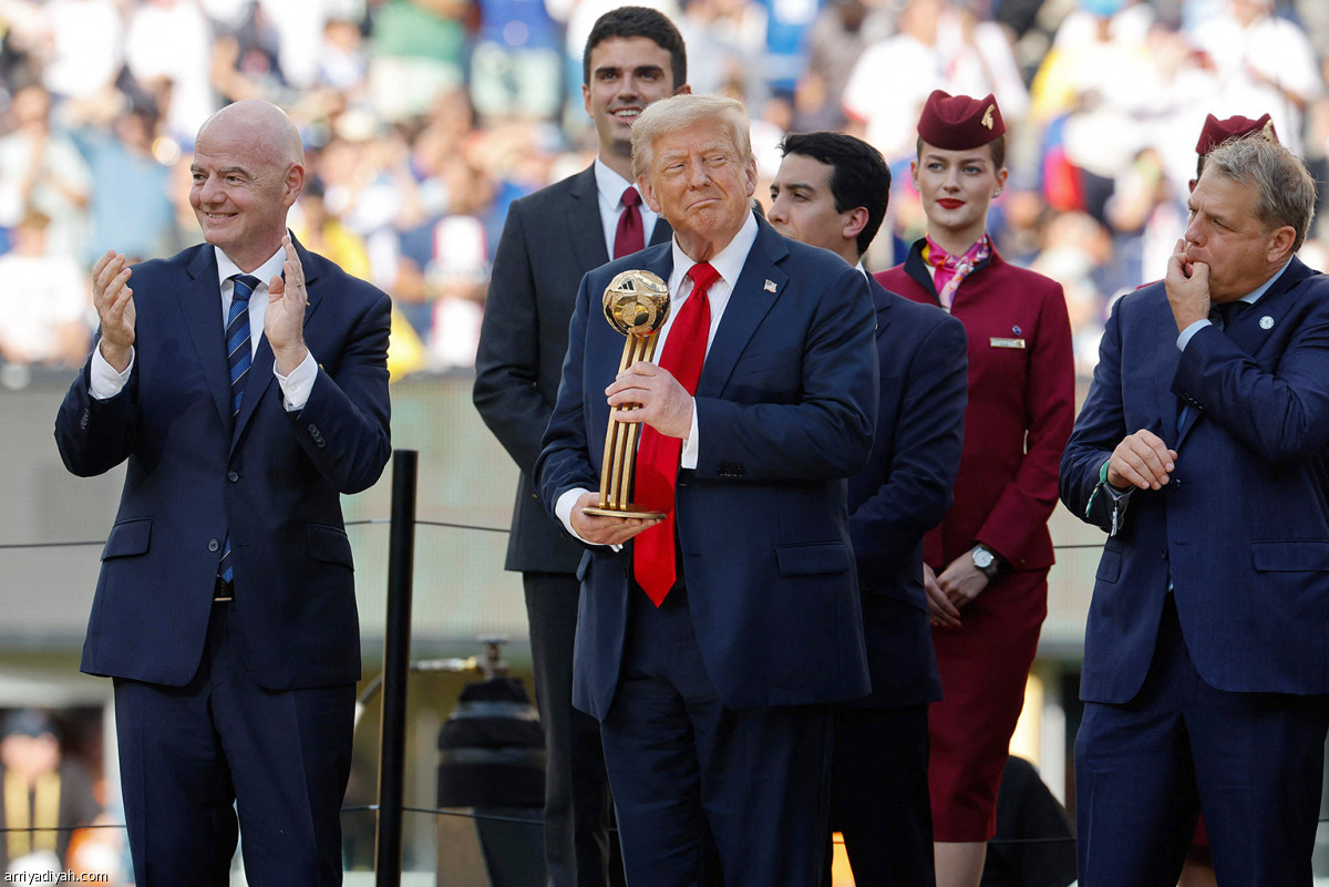 ترامب يسلّم الكأس