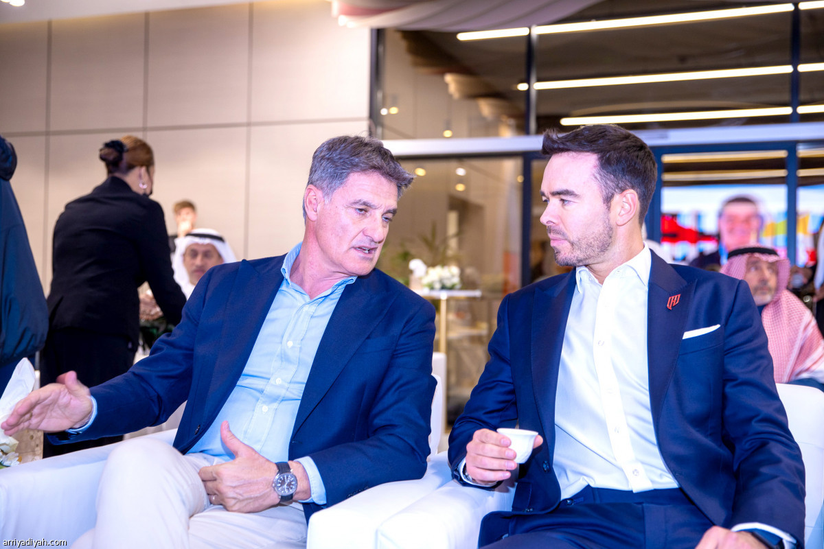 ميتشيل يجدد