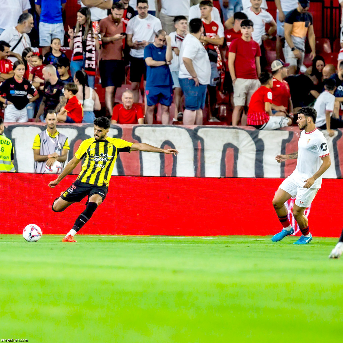 تكريم إشبيلية وبنزيما